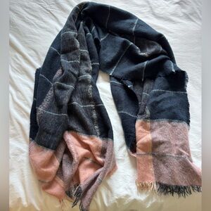Cozy Checked Blanket Scarf in Dark Blue and Blush